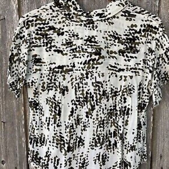 ✨Frayed collar dot button down top✨ - Picture 6 of 9